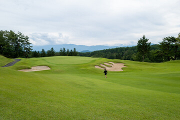長野県茅野市のゴルフ場でゴルフをする女性 Woman playing golf at a golf course in Chino, Nagano Prefecture 