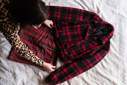 Woman organzing look 