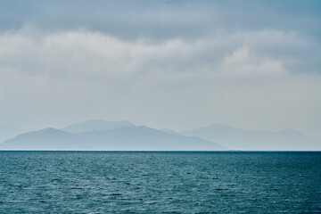 Naklejka na ściany i meble 琵琶湖から見る山がすみ