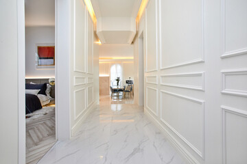 깔끔하고 모던한 실내 복도와 거실문