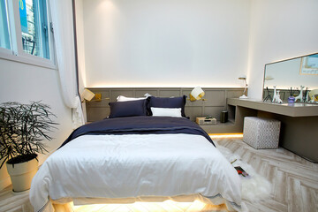 침대와 이불이 있는 실내 인테리어가 멋진 방