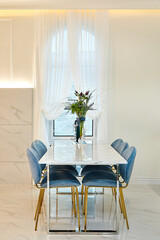 식탁과 오픈형 주방이 있는 깔끔한 실내공간