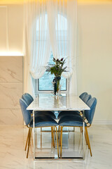 식탁과 오픈형 주방이 있는 깔끔한 실내공간