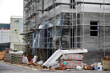 철근과 페기물이 있는 건설현장. 