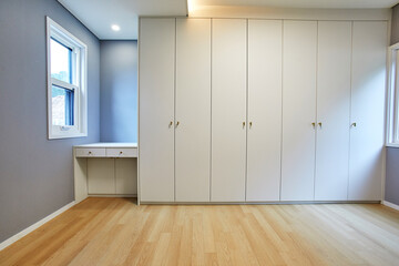 가구가 없는 빈방과 창문 밖으로 보이는 풍경