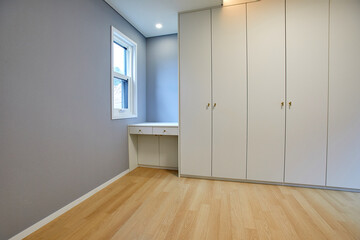 가구가 없는 빈방과 창문 밖으로 보이는 풍경