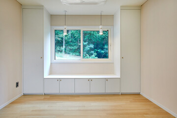 가구가 없는 빈방과 창문 밖으로 보이는 풍경
