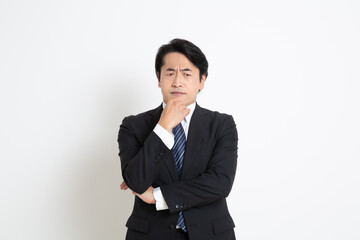 中年のサラリーマン日本人男性