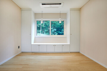 가구가 없는 빈방과 창문 밖으로 보이는 풍경