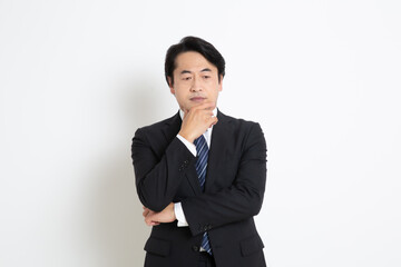 中年の日本人サラリーマン男性