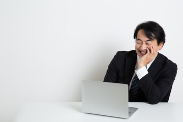 中年のサラリーマン日本人男性