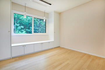 Obraz premium 가구가 없는 빈방과 창문 밖으로 보이는 풍경