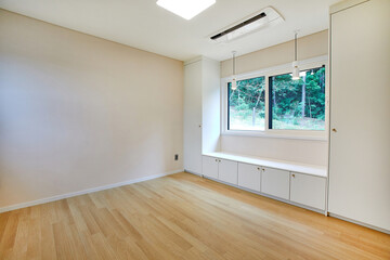 가구가 없는 빈방과 창문 밖으로 보이는 풍경