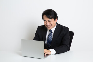 中年のサラリーマン日本人男性