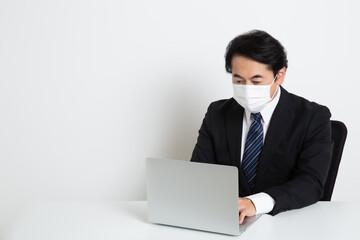 中年の日本人サラリーマン男性