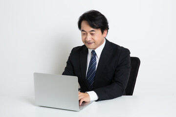 中年の日本人サラリーマン男性