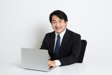 中年の日本人サラリーマン男性