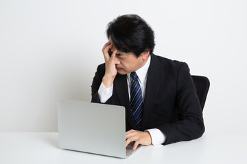 中年の日本人サラリーマン男性