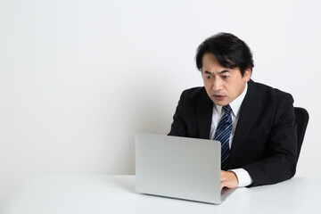 中年の日本人サラリーマン男性