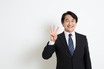 中年の日本人サラリーマン男性