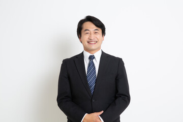 中年の日本人サラリーマン男性