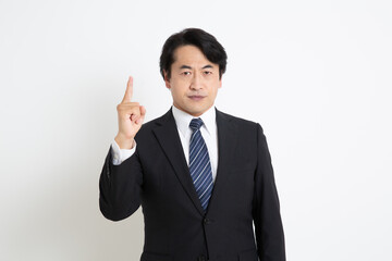 中年の日本人サラリーマン男性