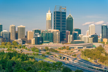 Fototapeta premium Late afternoon view of Perth city skyscrapers and Mitchell Freeway seen from Kings Park. Perth is a modern and vibrant city and is the capital of Western Australia, Australia.