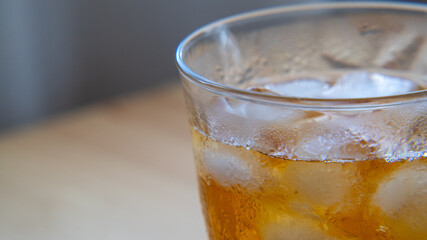 テーブルの上のハイボール。氷の入った冷たい飲み物。結露したグラス。