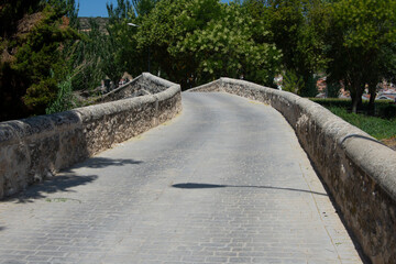 Fototapeta na wymiar Paso del viejo puente de piedra sobre el río Tajuña en Tielmes, Madrid