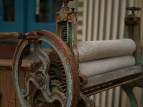 Wringer Machine Using รูปภาพWringer – เลือกดูภาพถ่ายสต็อก เวกเตอร์ และวิดีโอ3,018 | Adobe Stock