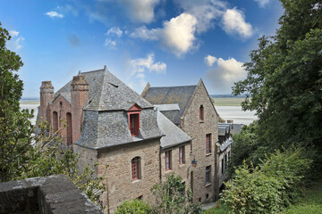 Fototapeta na wymiar maisons à l'intérieur de Mont-Saint-Michel