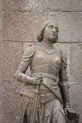 Fototapeta na wymiar statue de Jeanne d'Arc sur le Mont-Saint-Michel