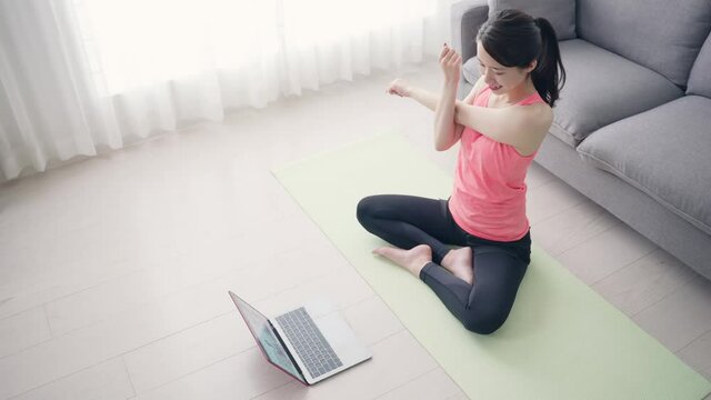 オンラインフィットネスをする女性　スローモーション