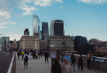 Fototapeta na wymiar view of the city busy people