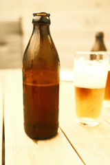 Nahaufnahme Bierflasche und Trinkglas