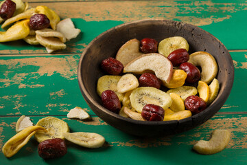 Chips de fruits secs sur un fond rustique