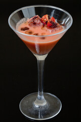 Sopa fría de sandía y tomate con aceite de olivas negras y bonito marinado