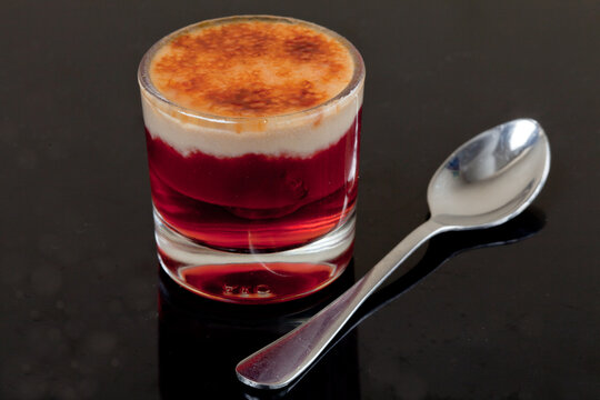 Txupito de foie y moscatel con frutos rojos