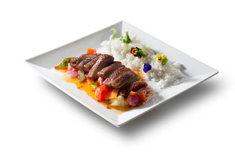 Carne de ternera troceada con arroz decorada con flores, comida de restaurante