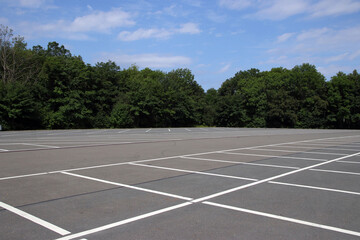 großer leerer parkplatz