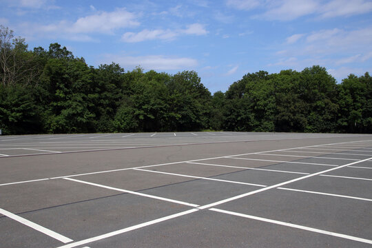 gro&szlig;er leerer parkplatz