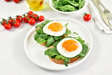 Fried eggs and greens on bread.