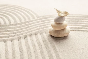 Foto op Plexiglas Stenen in het zand Gestapelde zen marmeren stenen zand achtergrond in mindfulness concept