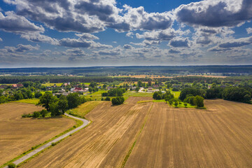 Widok z drona na pradolinę rzeki Bóbr w zachodniej Polsce, w oddali widać zabudowania wsi Miodnica. Widok z drona. - obrazy, fototapety, plakaty