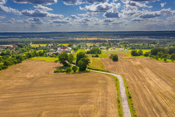 Widok z drona na pradolinę rzeki Bóbr w zachodniej Polsce, w oddali widać zabudowania wsi...
