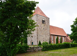 Fototapeta premium Historische Kirche im Dorf Kirchwahlingen, Niedersachsen