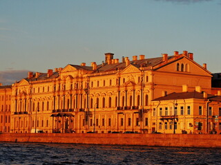 Fototapeta na wymiar The architecture of buildings in St. Petersburg, an old unified building. Beautiful houses of St. Petersburg. The urban landscape created under Peter the Great.