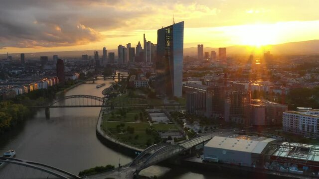 Frankfurt Skyline und EZB (Europäische Zentralbank) am Main bei Sonnenuntergang. 