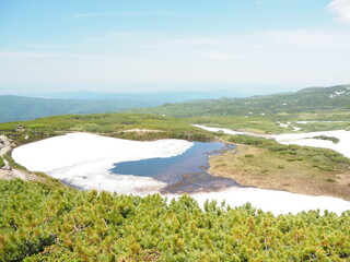 Fototapeta na wymiar 大雪山系の旭岳にある「夫婦池（鏡池）」