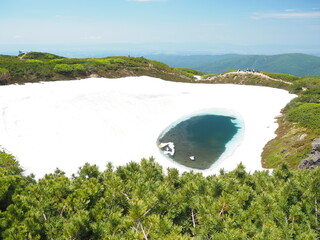 大雪山系の旭岳にある「夫婦池（すり鉢池）」